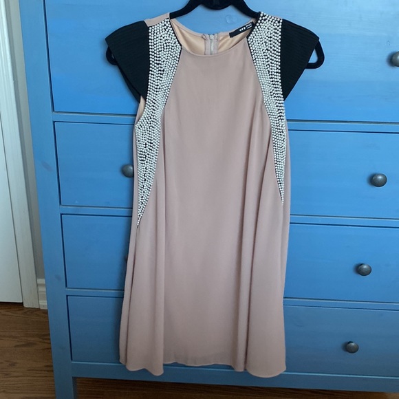 Nude dress with pearls - Picture 9 of 10